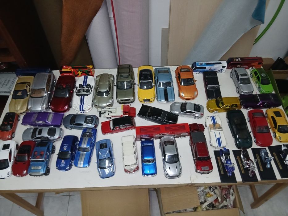 Vendo colecao de carros motas e autocarros