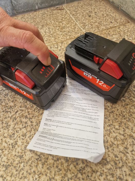 baterias na imagem são pacotes de iões de lítio (Lithium-Ion)