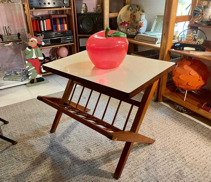 Mesa de apoio com revisteiro integrado, estilo Mid-Century Modern