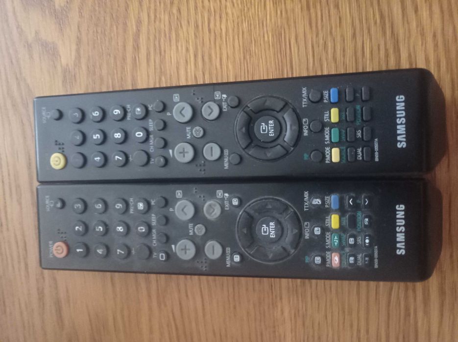 Telewizory Samsung 42 i 28 dekoder Polsatu  piloty przewody słuchawki