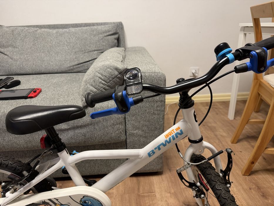 bicicleta infantil B'Twin Inuit 100 de 16 polegadas. Tamanho da roda: 16 polegadas, adequada para crianças de 4 a 6 anos.
