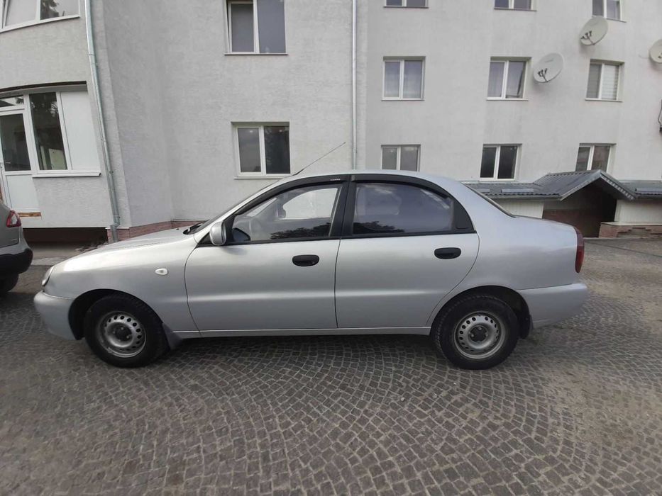 Автомобіль Део Сенс 2013 року