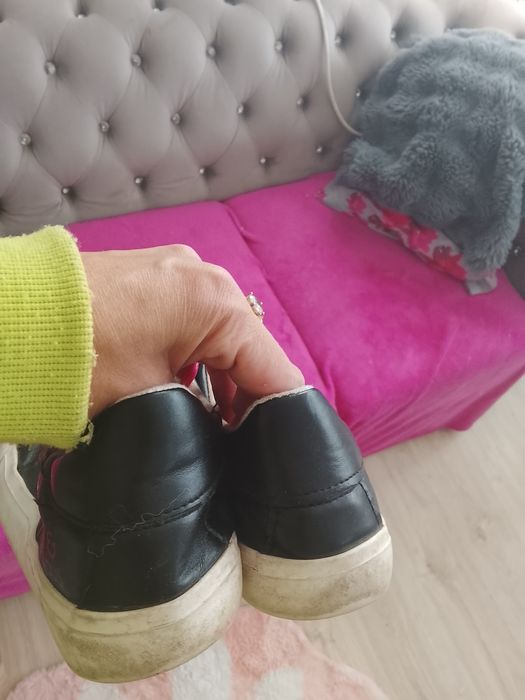 Ciekawe trampki czarne z naszywkami