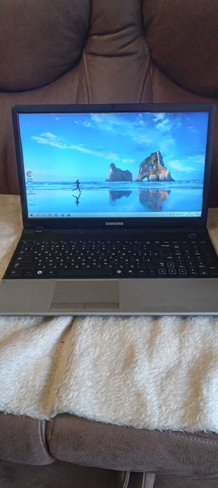 Ноутбук Samsynq NP 300 E5Z