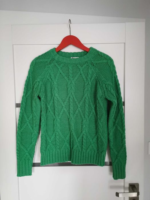 Zielony sweter o grubym splocie – modny i ciepły
