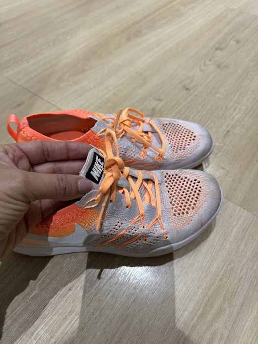 Tenis sapatilhas bancas e laranja