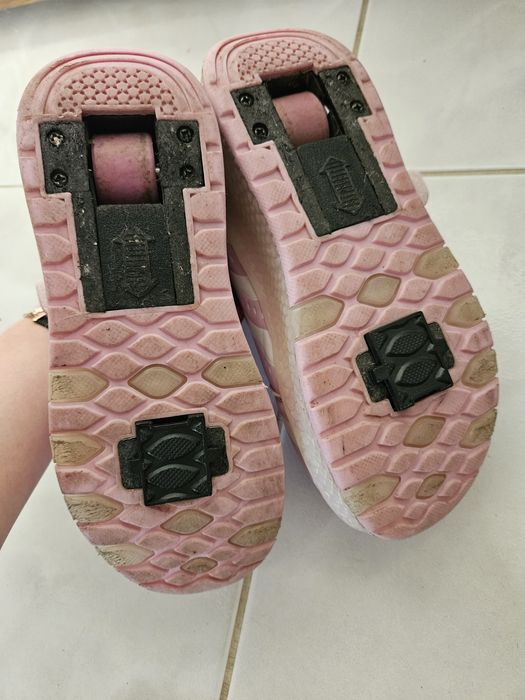 Sapatos com luzes e rodas para menina