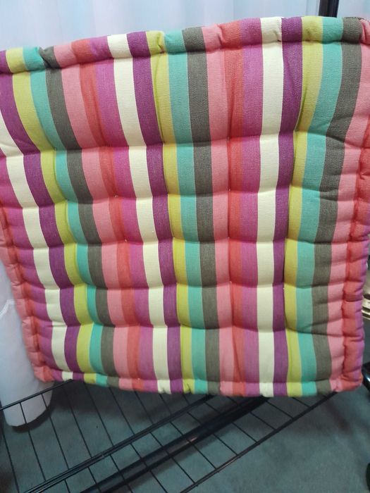 2 Almofadas/assento. Preço: 7,50 euros cada.