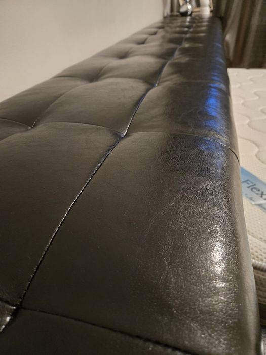 Cama estofada pele sintética + mesinha + cortina + candeeiro