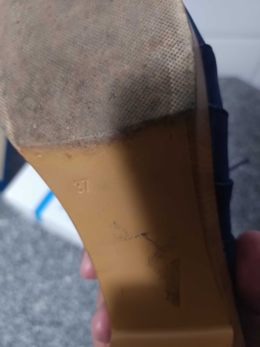 Sapato azul, de senhora