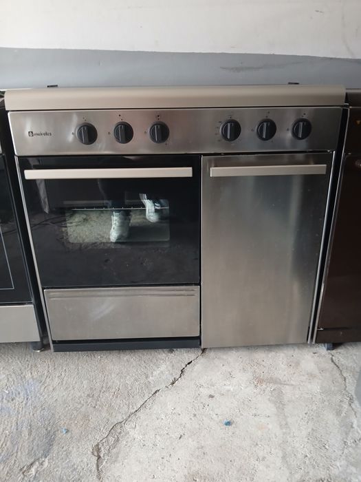 Vendo fogão Meireles com 5bocas e forno a gás.  Em bom estado.