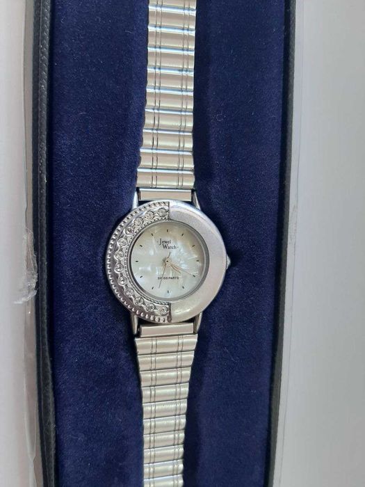 Relogio prateado com pedrinhas