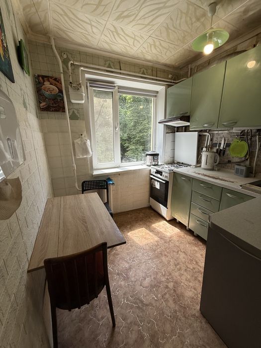 Продам 3 кімнатну квартиру в центрі міста .