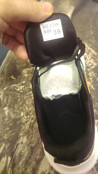 Продам новые кроссовки