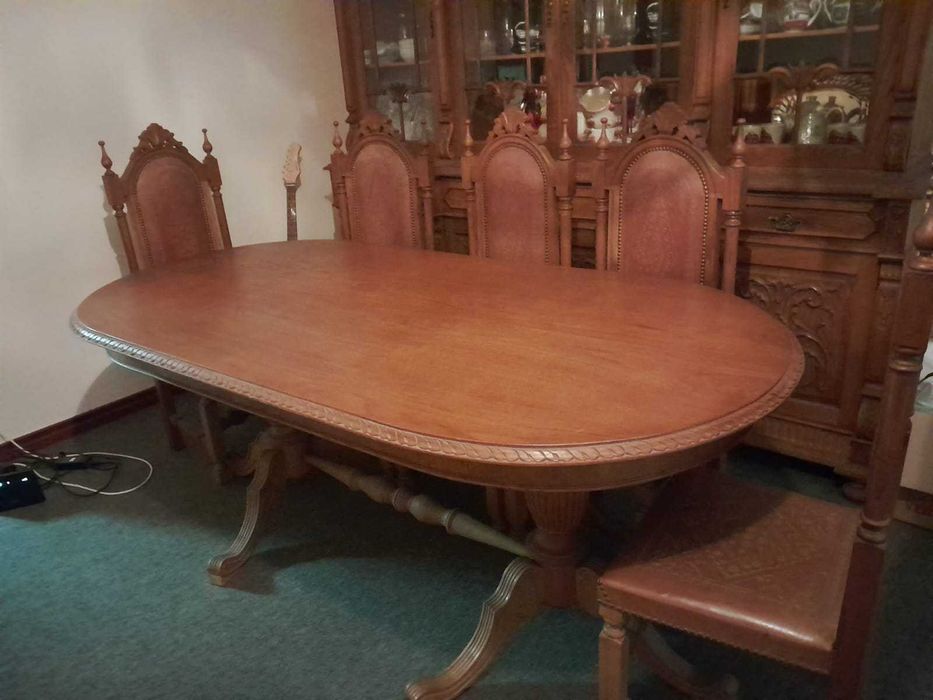 Mesa de sala com 8 cadeiras.