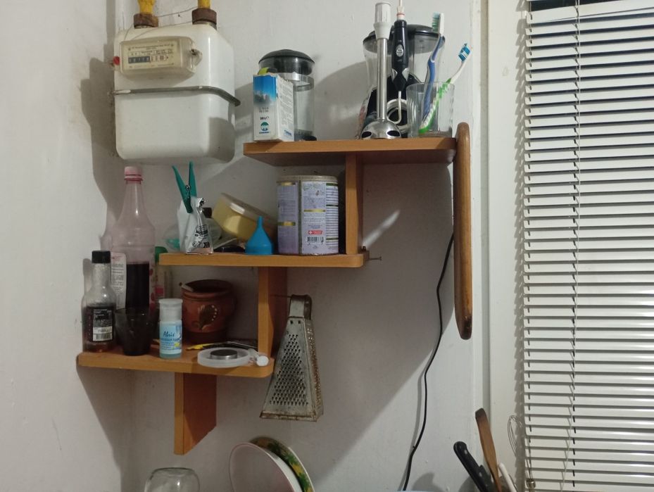 Полка дерев'яна на стіну з поличками.вмістка і удобна.