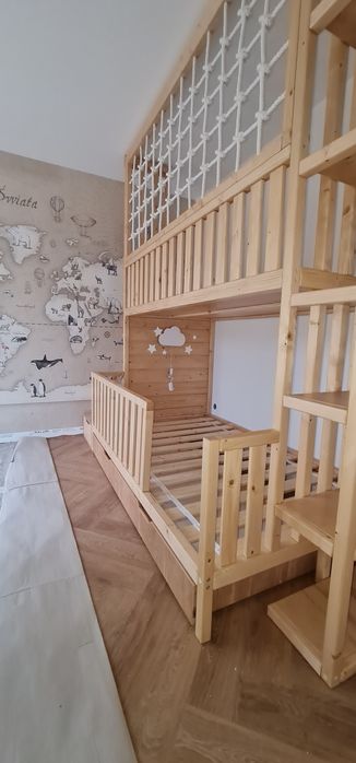 Łóżko piętrowe drewniane lakierowane z siatka i regałem