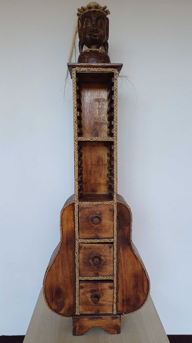 Stojak na płyty z drewna w kształcie gitary