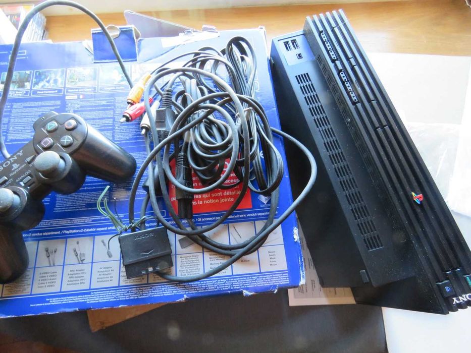 Used PS2 in good condition, 1 controller, respective cables; 1 game; box64284587131907121