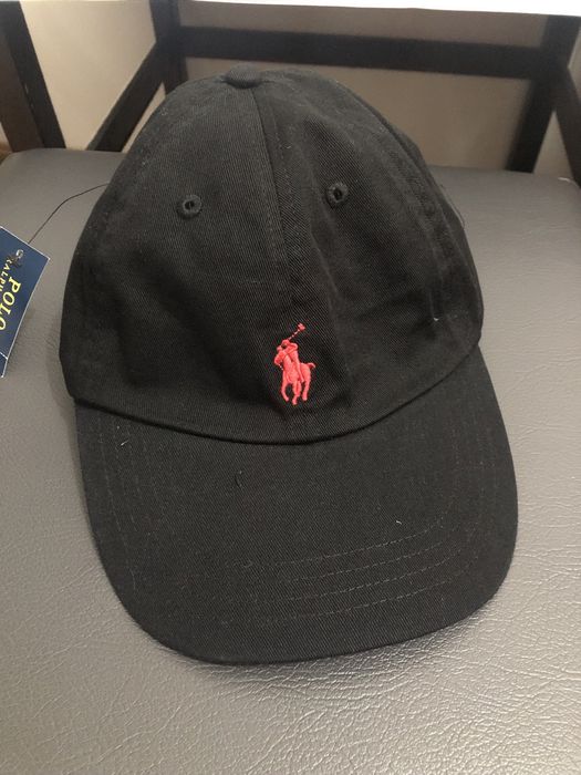 Bone preto com simbolo vermelho