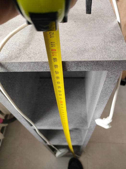 Regał wąski na książki z lampką