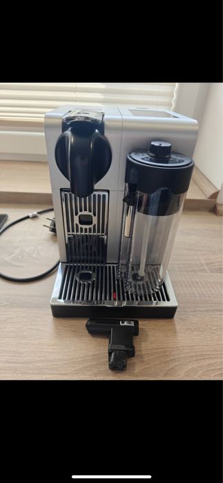 Капсульная кофемашина De Longhi Lattissimo Pro EN750mB Aluminium.