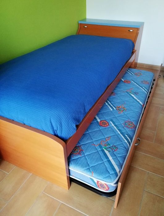 Cama Dupla c/ colchões e arrumação