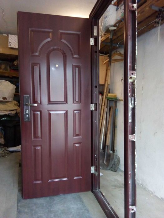 Продам дверь входную (фабричный Китай) 860*2050 левая!!!Б.У