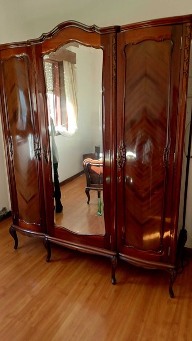 Mobilia estilo Queen Anne em bom estado