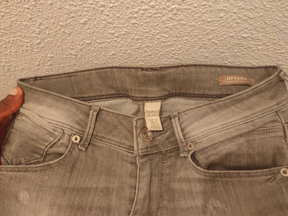 Calça rasgada cinza da Mango