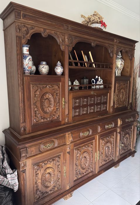 Mobília de Sala: mesa, 8 cadeiras, aparador com cristaleira e móvel