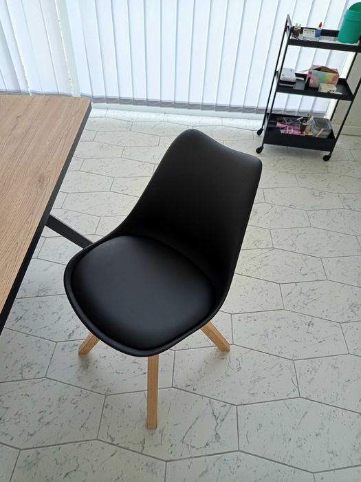 Mesa de jantar Milena, Carvalho preto com 4 cadeiras