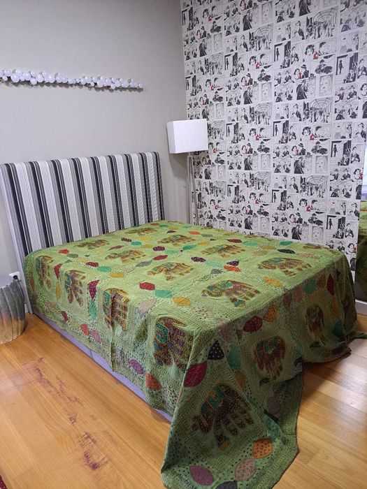 Colcha em patchwork, artesanal, cama de casal.