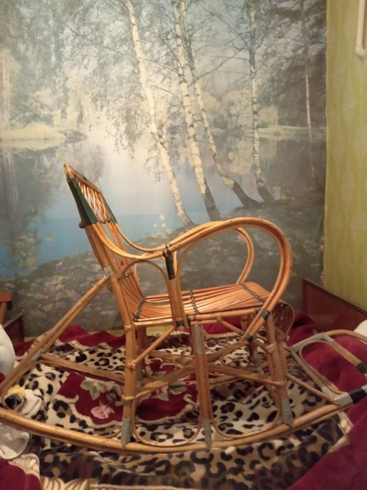 Крісло - качалка .Виготовлено з лози.