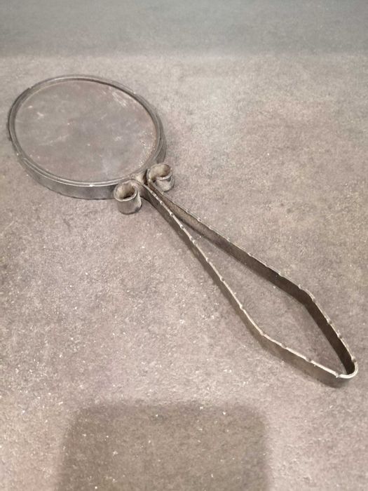 Lusterko z rączką - metaloplastyka PRL