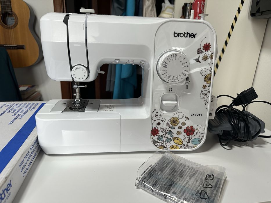 Maquina de costura e mesa extensora