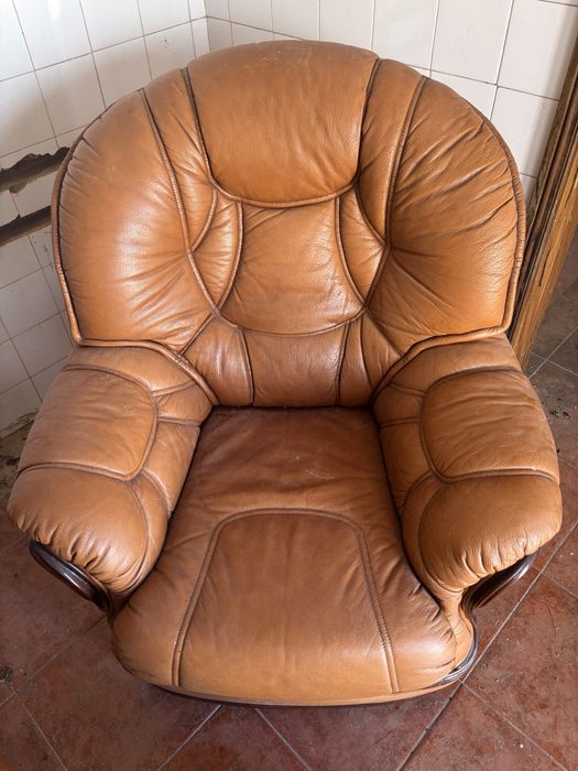 Sofá cama em Pele Genuína – Conjunto em Excelente Estado!