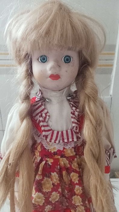 Boneca antiga em porcelana