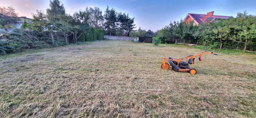 Koszenie traw , farm fotovoltaicznych