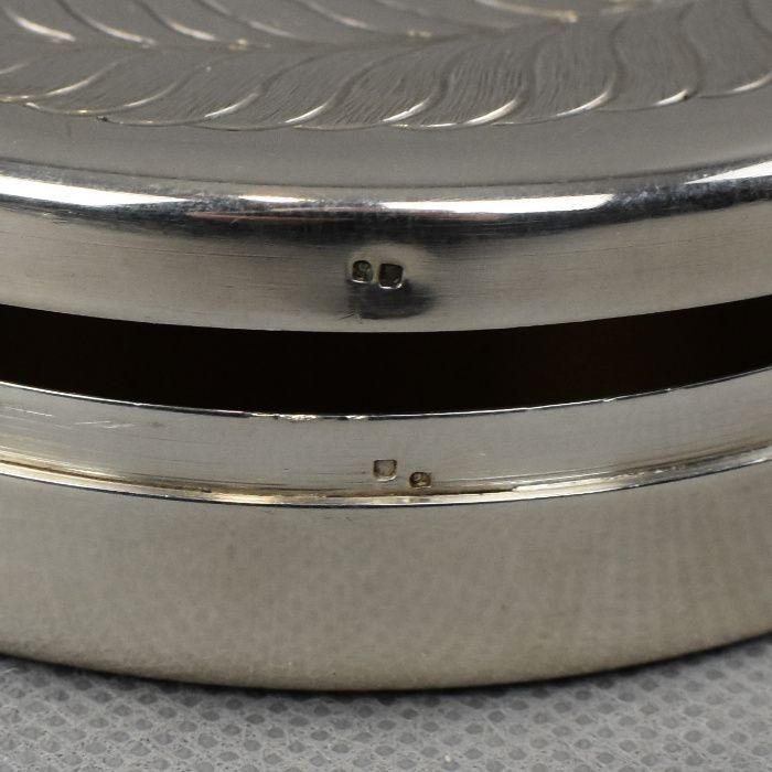 Caixa redonda em prata Portuguesa decorada com pena na tampa