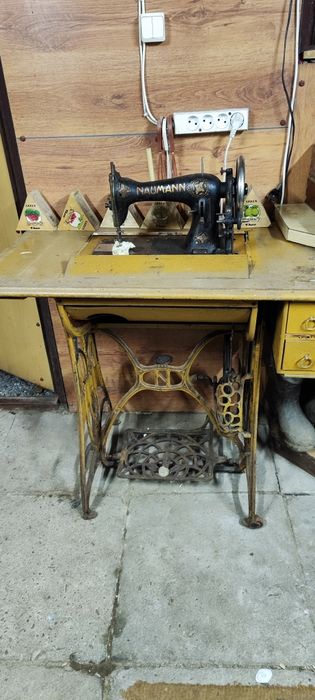 Zabytkowa maszyna do szycia Naumann