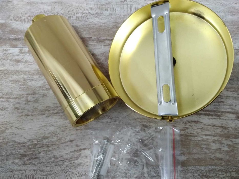 Casquilho e florão em metal dourado