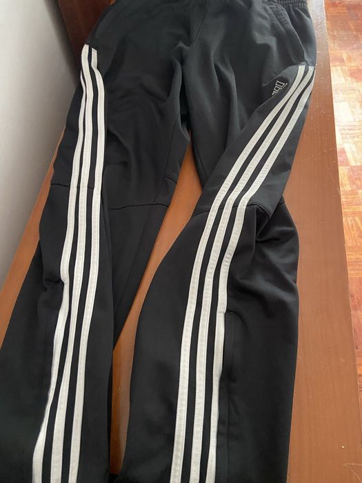 Calças da adidas preta e branca