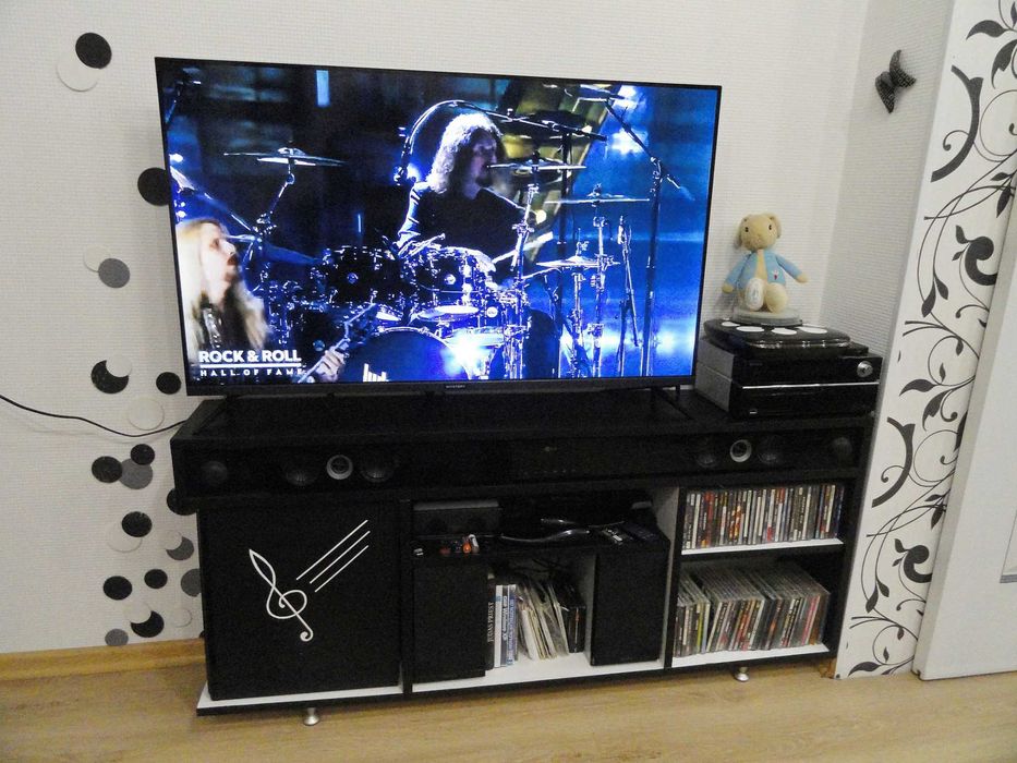 Безрамочный 4К смарт Hisense 43"