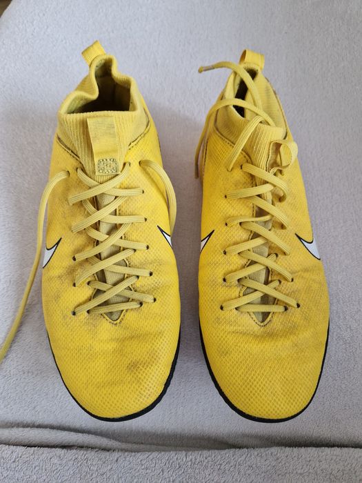 Buty do piłki nożnej halowej,  stan dobry, rozmiar 37.5