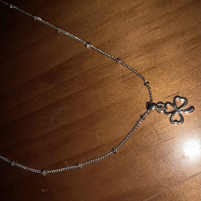 Colar prateado com flor