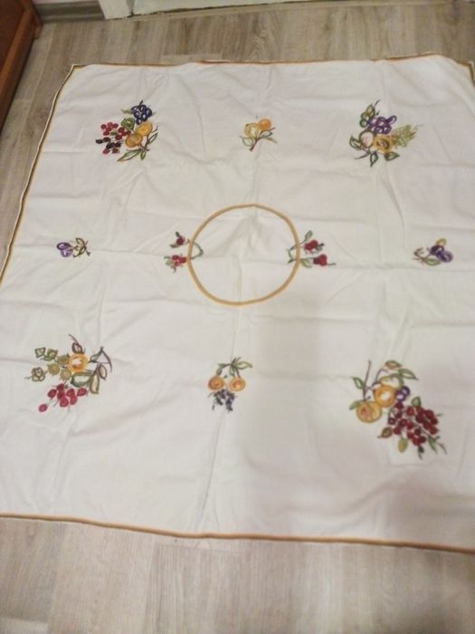 Вышитая скатерть на стол