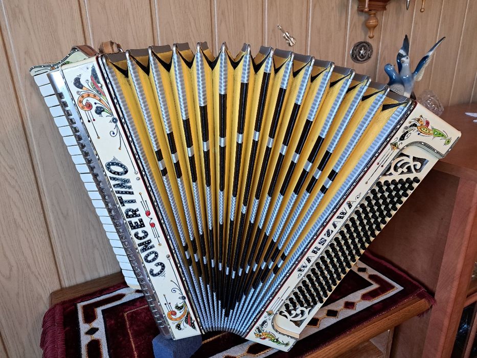 Akordeon Concertino Warszawa 120bas cztery chóry