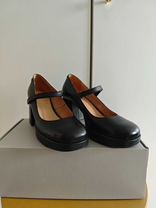 Czółenka z paskiem typu Mary Jane