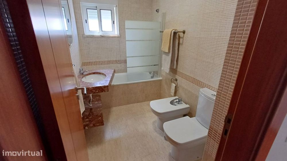 T2 em condomínio fechado com piscina e garagem | Carregado